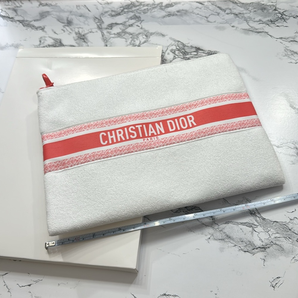 NWT Dior cloth pouch
Coral color
Never used
Still in box
100% Authentic - Picture 4 of 7